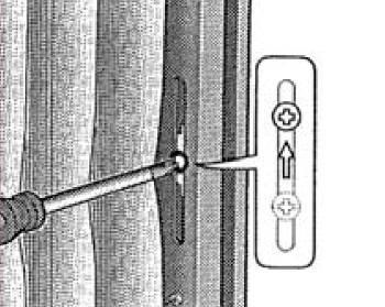 Die Schraube zur Spannungseinstellung befindet sich im festen Pfosten. Check the wire tension by pulling the wire gently. The screw that adjusts the wire is located in the stile post.