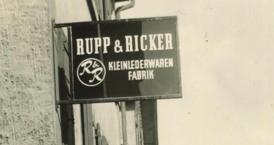 HISTORIE / HISTORY 2 1951 Philipp Johann Rupp gründet das Unternehmen. 1960 Die Marke Esquire wird kreiert und das E mit der Krone etabliert.