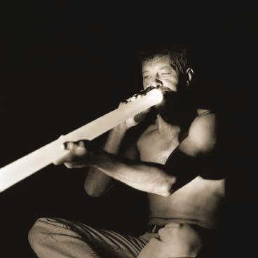 Vom standfesten Edelstahlsockel genommen, ist das Glas-DidjLight ein Musikinstrument, das wie das traditionelle Didjeridoo der australischen Ureinwohner gespielt wird.