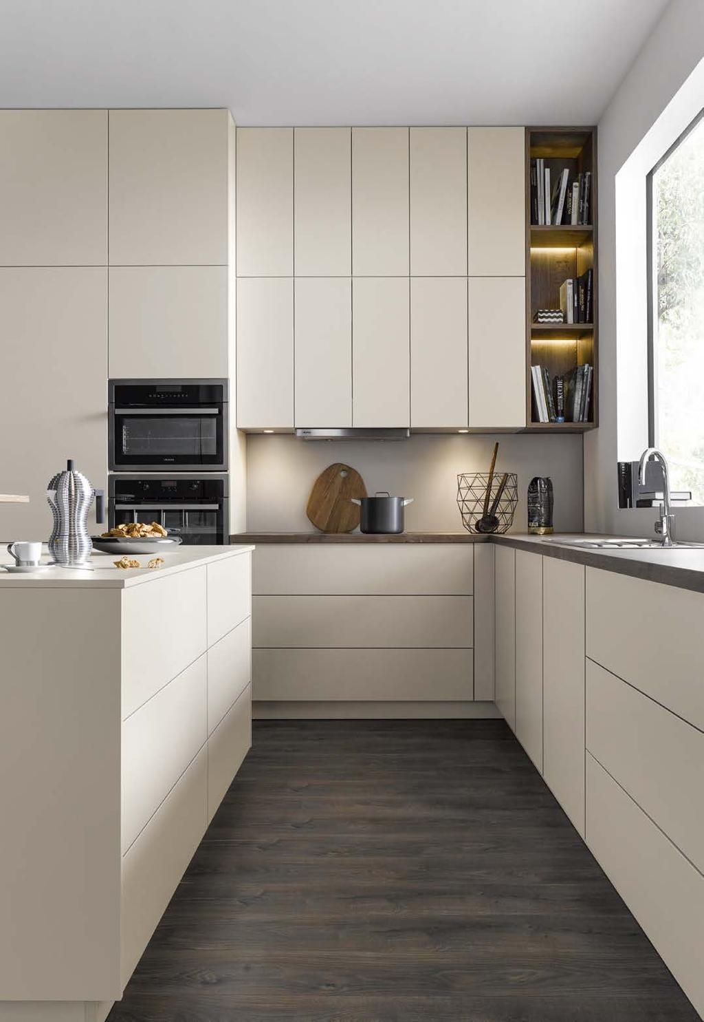 HIER FOLGT DIE FORM DER FUNKTION Die bewusste Architektur der Küche, mit einer extremen horizontalen und vertikalen Linienführung, prägt den Raum.
