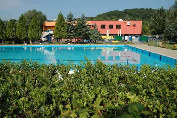 V rokoch 2001 2002 prešlo kúpalisko rozsiahlejšou rekonštrukciou bazénového telesa s vytvorením bazénového komplexu s 3 bazénmi, plaveckým, detským a bazénom s atrakciami.