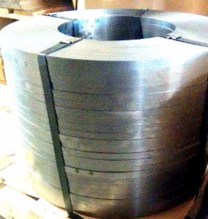 Umreifen Stahlband Stahlband (Verpackungsstahlband) wird für das Umreifen aller Güter zur Transportsicherung genutzt. An diese Produkte werden metallurgische und technologische Anforderungen gestellt.