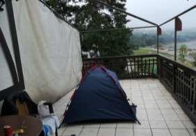 Einige entschieden sich für eine Nacht auf dem großen Balkon im eigenen Zelt zu übernachten.