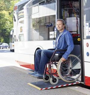 mit Rollator rückwärts mit Rollstuhl vorwärts Steigen Sie mit einem Rollator aus dem Bus rückwärts aus!