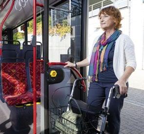 Ziehen Sie beim rückwärtigen Ausstieg die Handbremse an und halten Sie sich mit einer Hand an der Tür fest, mit der anderen am Rollator.