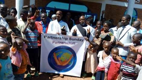 Pfarrer Obadias Mahirwe, ebenfalls vom rwandischen Partnerschaftskreis nach dem Gottesdienst in seiner Gemeinde.
