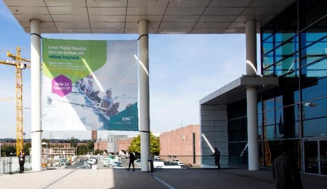 Ihre Sichtbarkeit auf der Zukunft Giga Banner an der Wandfassade Personal Europe vor Ort.