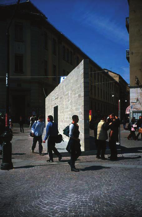 Universität Turin baute Xhafa kulissenartig eine rohe Backsteinwand mit