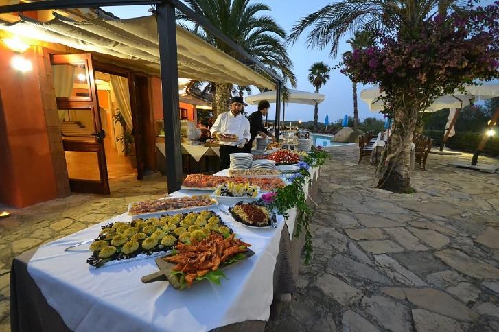 Rezepte, die traditionell von einer Generation zur nächsten weiter gereicht werden, das Hotel-Restaurant bietet eine mediterransardische Küche mit besten Zutaten.