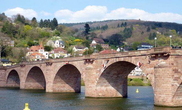 Neckar: von der Quelle bis Heidelberg REISEBESCHREIBUNG Am Fluss der Dichter Seien Sie gespannt auf den seit 1992 existierenden Radweg, der sich bei den Radfahrern zu Recht großer Beliebtheit erfreut.