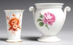 26 Kleine Vase Weiß, glasiert. Auf ausgestelltem, gekehlt abgesetztem Stand konische Form mit ausgezogener Mündung. Korallrote u. goldene Bemalung mit Blumenbukett u. Streublumen.