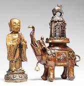 586 Räuchergefäß Bronze, patiniert. In Form eines Elefanten mit Zierschabracke, verziert mit Ketten, Quasten u. reliefierten Drachen in den Medaillons.