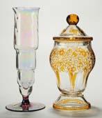 ida. H. 18,5 cm. (58) Haida. Johann Oertel & Co. Um 1915. 50.- 279 Zwei Tango-Vasen Farbloses Glas, orangeopal unterfangen.