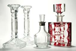 281 Tango-Vase Farbloses Glas, rosaopal unterfangen. Formgeblasen. Gestreckt eiförmig. Kleine ausgestellte Mündung. Sparsamer Streublümchendekor in weißer Opakemailmalerei. Dekorentw.