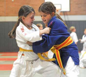 Karate Karate ist eine Kampfsportart, bei der es um Körpererfahrung geht.