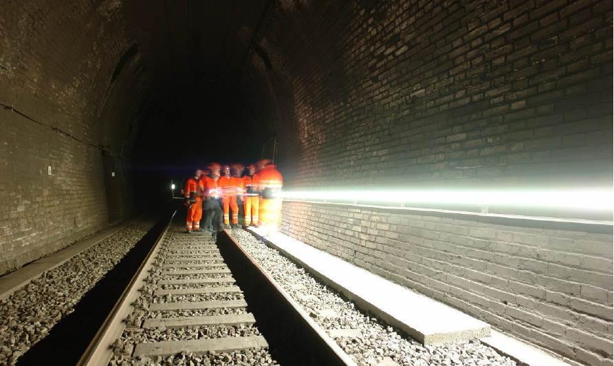 1 Ausgangslage Bis anhin wurden Fluchtwegbeleuchtungen in Eisenbahntunnels entlang den Führungshandläufen hauptsächlich durch das Anbringen von FL-Röhren