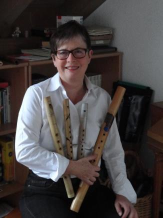 Nordafrika. Unterrichtssprache: Deutsch. Hanni Müller-Howald Ausbildungen als Primarlehrerin, Blockflötenlehrerin, für musikalische Grundschule und für Bambusflötenunterricht.