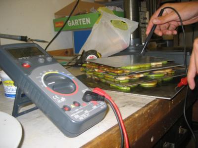 Eine Batterie aus Obst selbstgemacht Zwei verschiedene Metalle werden hierbei in ein Obst gesteckt und an den beiden Metallen sogleich die Spannung gemessen.