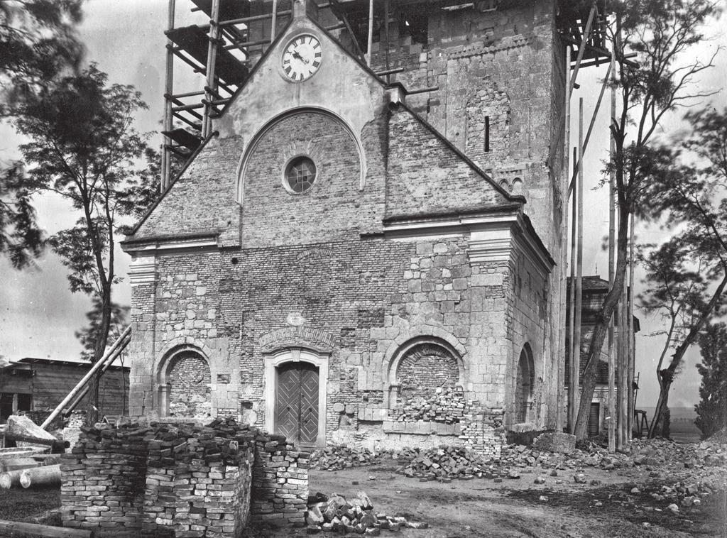 Obr. 10. Bíňa (okr. Štúrovo). Bývalý premonštrátsky kostol počas rekonštrukcie realizovanej podľa plánov G. Cziglera v rokoch 1895 1898. Foto P. Gerecze.