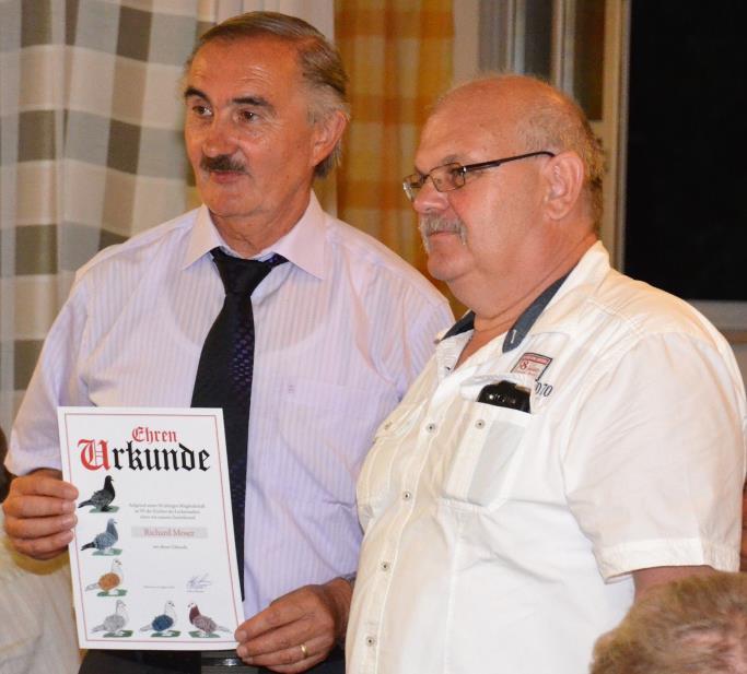 Vorsitzender Dieter Kästner gratuliert Richard Moser (links) für die
