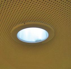 Das Licht wird in der Lichtröhre über einen sehr hohen Reflexionsgrad der Innenoberfläche fast vollständig in den darunter liegenden Raum geleitet und über eine Linse gleichmäßig verteilt.