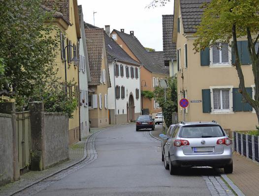 Der Ortskern von Auggen ist hauptsächlich von Wohngebäuden in Verbindung mit teilweise großen Wirtschaftsgebäuden in einer dichten bzw. kompakten Baustruktur mit engen Straßen und Gassen geprägt.