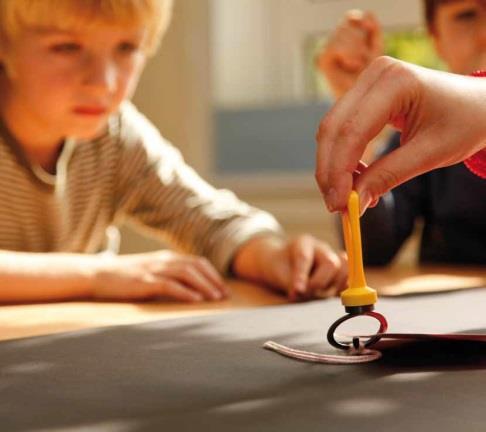 7. Forschen mit Magneten Entdecke magische Kräfte Kinder machen schon früh Alltagserfahrungen mit Magneten: Der Verschluss einer Tasche kann genauso magnetisch sein wie Spielzeug oder Figuren, die