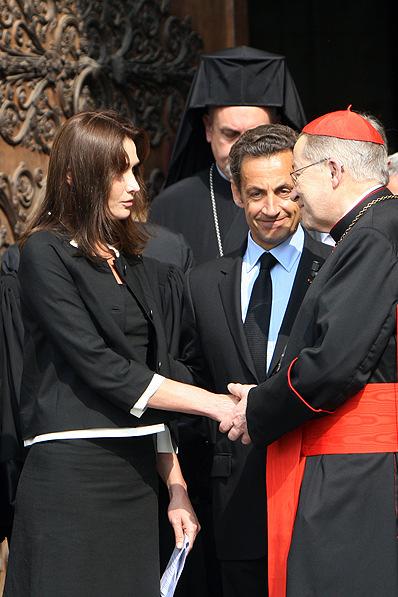 6 (Frau Bruni-Sarkozy reicht dem Pariser (Ex-Präsident Chirac mit dem Rabbiner) Erzbischof die Hand) Man achte darauf, dass der Pariser Erzbischof eine ähnliche