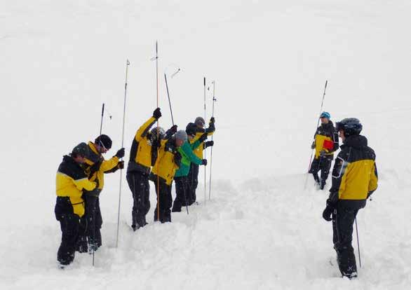 Für alle Skifahrerinnen und Schneeschuhläufer, die sich abseits der gesicherten Pisten bewegen, ist es unerlässlich, über ein Mindestmass an Wissen bezüglich Schnee- und Lawinenkunde zu verfügen.