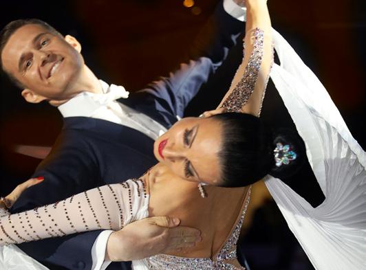 Diese Galaabende wurden mehrfach von ARD und ZDF übertragen, wobei unsere Gäste die Professionals in den Lateinund Standardtänzen hautnah erleben. Tanzsport Weltmeisterschaft Kür Latein 23.11.