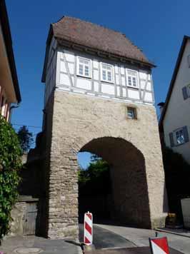 Starengasse 43 Kulturdenkmal gemäß 28 DSchG Torturm Turm in Bruchsteinmauerwerk mit Fachwerkaufsatz, Krüppelwalmdach, auf der Ostseite verblattete