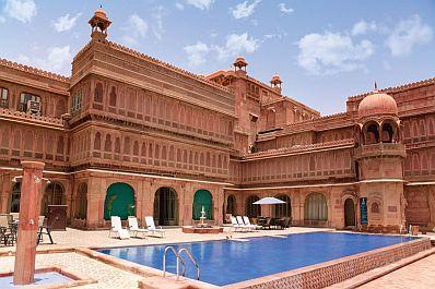 Die Maharajas liebten das Schöne und den Reichtum und verwandelten die Region Rajasthan in eine Landschaft der Paläste und Burgen.
