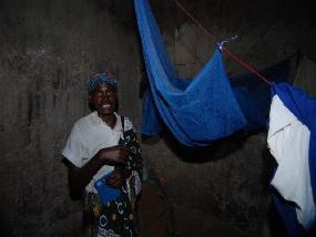 Richard Gerster* Im Kilomberotal von Tansania fangen wir in traditionellen Häusern oft 500 bis 2000 weibliche Stechmücken pro Nacht, wovon etwa jede Hundertste infektiös ist.