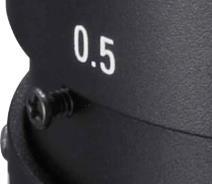 Dazu muss zunächst das Schutzrohr der Kamera abgeschraubt werden (siehe Abbildung 5). An dem Objektiv sind drei kleine Löcher zu finden.