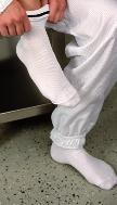 Insbesondere beim Tragen von Clogs oder Pantoletten ohne Überziehschuhe verhindern reinraumtaugliche Socken im Gegensatz zu Socken mit Baumwollanteilen eine