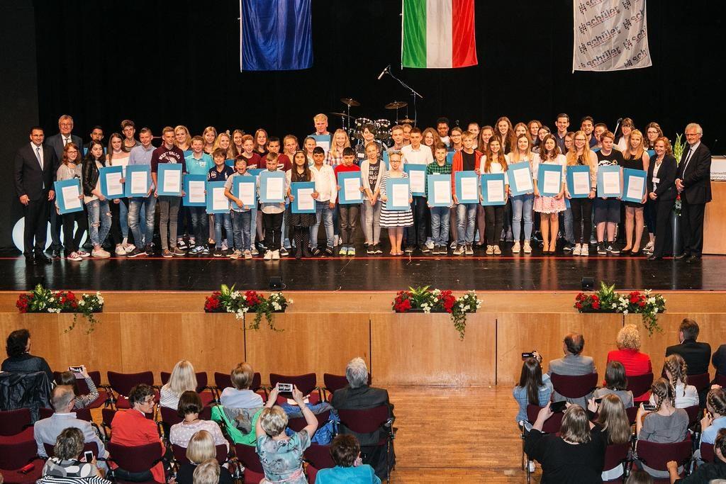 Gesamtschule Oelde gewinnt einen Landessiegerpreis Die Städt. Gesamtschule Oelde gewinnt einen Landessiegerpreis im 64. NRW-Wettbewerb Begegnung mit Osteuropa.