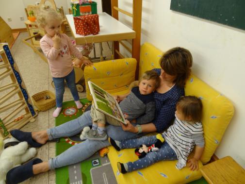 Familie / Eltern-Kind-Gruppen Eltern-Kind-Gruppen unter pädagogischer Leitung Für Babys und Kleinkinder von ca.