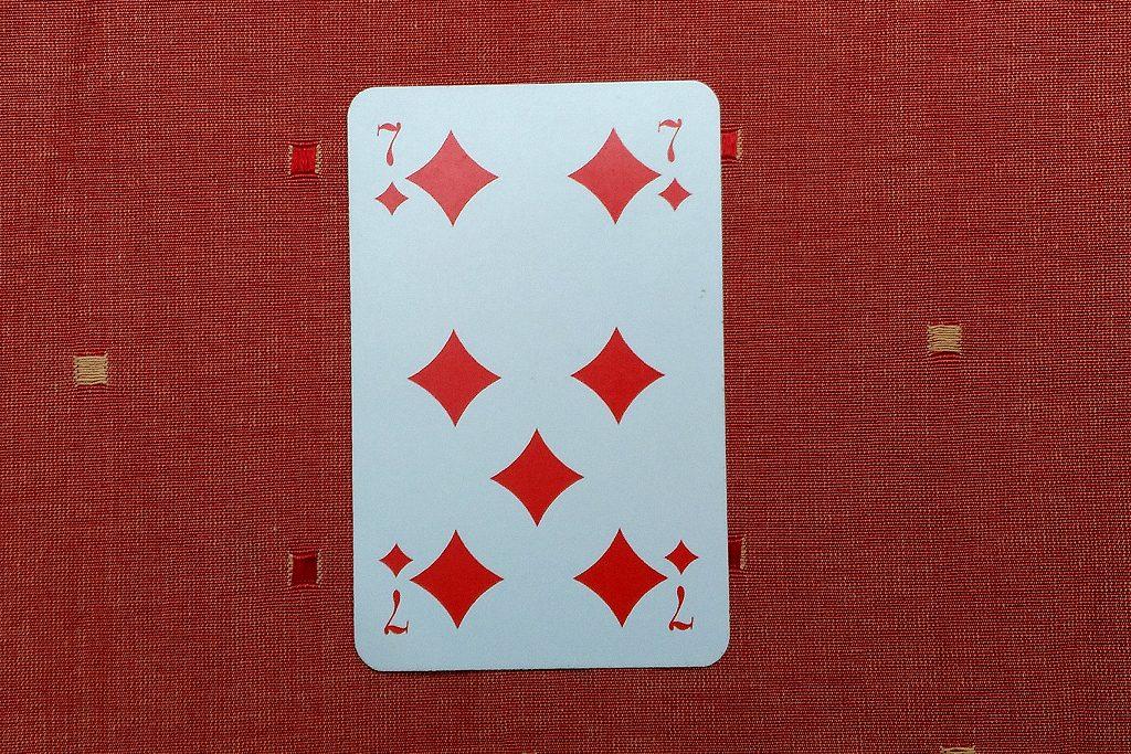 Das Kartenspiel Schummel-Lieschen 2 Bild 1: Die aufgedeckte Karte legt hier Karo als erlaubte Farbe fest Am Anfang könnte es durchaus sein, dass die meisten Spieler einige Karten der Farbe Karo