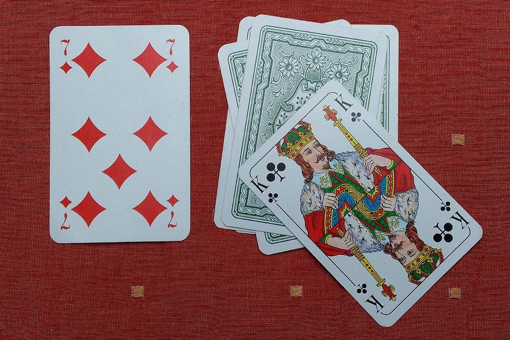 Das Kartenspiel Schummel-Lieschen 4 Bild 3: nach dem Klopfen muss ein Schummler seine gelegte Karte aufdecken Hat dieser Spieler jedoch die richtige Karte hingelegt, muss