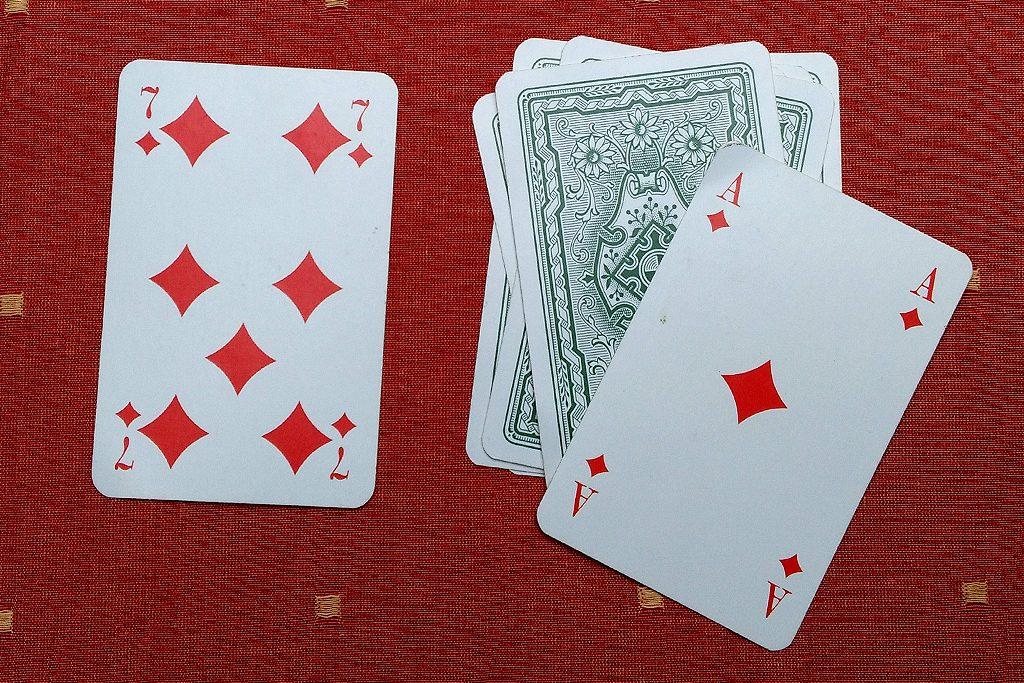 Das Kartenspiel Schummel-Lieschen 5 Bild 4: Hier muss der klopfende Spieler alle Karten aufnehmen Nun geht es weiter.