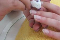 Reinigen Sie die Fingernägel gründlich mit Cleaner vom Feilstaub, bevor Sie weiterarbeiten. Jetzt ist die Aufbaugelschicht fertig.