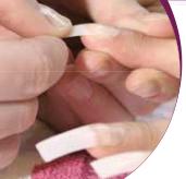 SCHRITT 2 Desinfizieren und entfetten Sie Ihre Fingernägel zunächst mit einem All for one Cleaner. Geben Sie dafür ausreichend Cleaner auf eine Zellette und reiben Sie damit über Ihre Fingernägel.