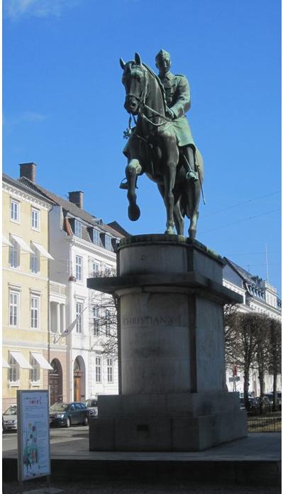 Abb. 3: Denkmal für König Christian X.; Bildhauer: Einar Utzon-Franck (1888 1955), 1954 errichtet, St. Annæ Plads, Kopenhagen; Foto: YW (2013).
