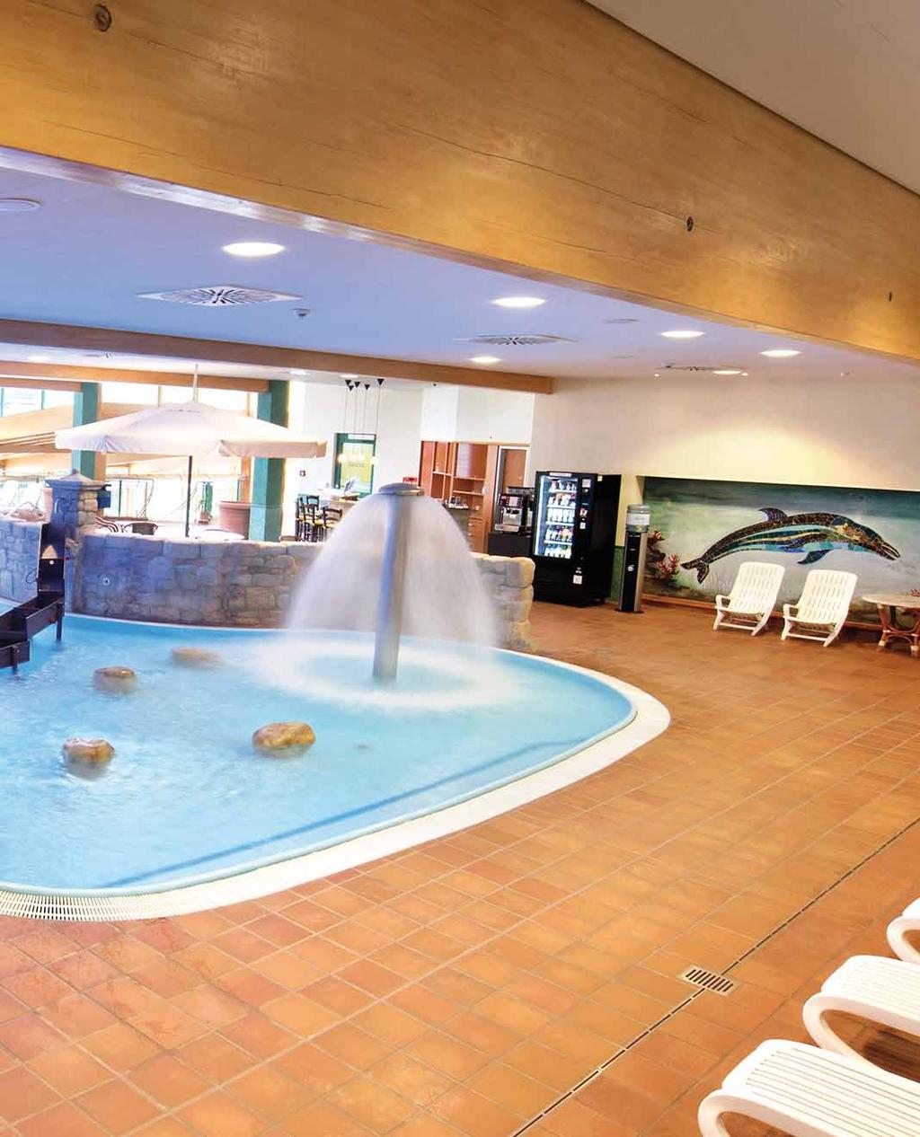 WASSERSPASS Schwimmbad WasserWelt Auf 1.600 m² finden Sie in unserem Schwimmbad von 7 22 Uhr vielfältige Wasserattraktionen wie ein Innenbecken mit Kinderbereich und integriertem Whirlpool (ca.