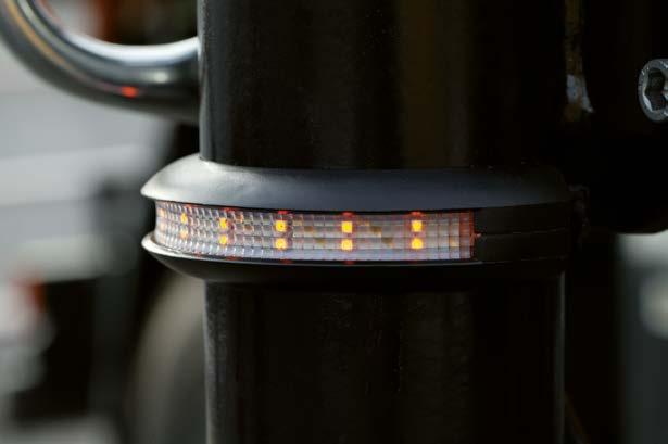 WARNLEUCHTEN AN DEN ABSTÜTZUNGEN Produktmerkmal Die LED-Warnleuchten an den Stützzylindern dienen zur besseren Sichtbarkeit der Abstützung.