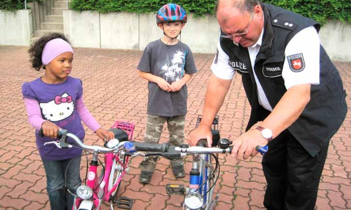 Fahrradkontrolle bei der Kinderfeuerwehr mit der Polizei.