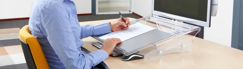 Dokumenthalter sorgen dafür, dass bei der Erledigung von Computerarbeiten effizient und komfortabel mit Dokumenten gearbeitet werden kann.