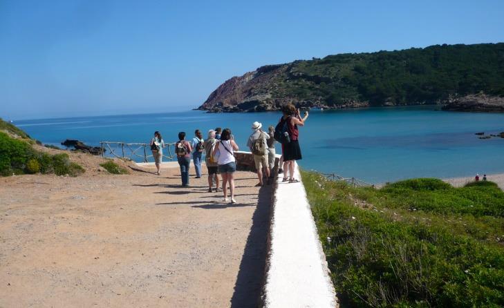 Sowohl die Insel als auch die Stadt wurde geprägt durch die wandelnde Geschichte der vielen Eroberer Menorcas.
