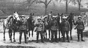 Die Dragoner (= berittene Infanterie) waren verpflichtet, ihre Pferde auch in Friedenszeiten zu