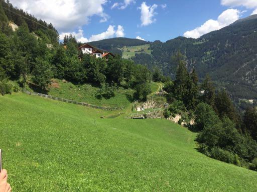 Der Ort Der Platz ist ein wunderbarer Bio-Bauernhof im oberen Inntal, hinter Landeck/Tirol.